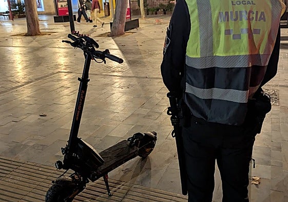 Inmovilizan a un patinete preparado para superar los 80 km/h por hora en el centro de Murcia