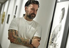 El artista Juanjo Martínez Cánovas en Las Claras, donde expone hasta el 16 de noviembre.