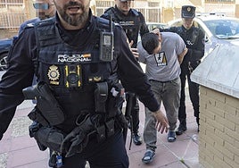 Varios agentes de la Policía Nacional acompañan al detenido, este miércoles.