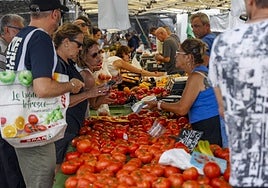 Puesto de mercadillo de venta de tomates en Cabo de Palos (Cartagena).