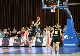 Txell Alarcón entra a canasta, anoche en la pista del Namur belga.