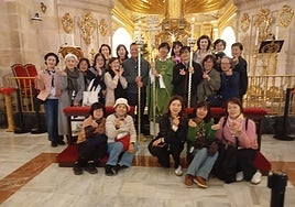 El grupo de Corea del Sur con su sacerdote en el interior de la basílica