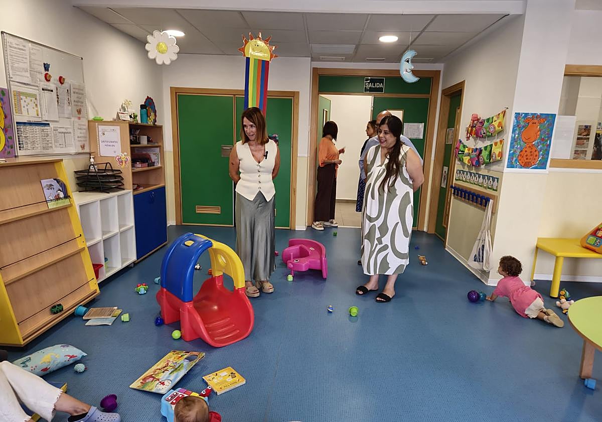 La concejal de Educación, Belén López, visita una escuela infantil de Murcia.