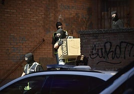 Los agentes, este jueves, en la redada en Murcia en la calle Alberto Sevilla.