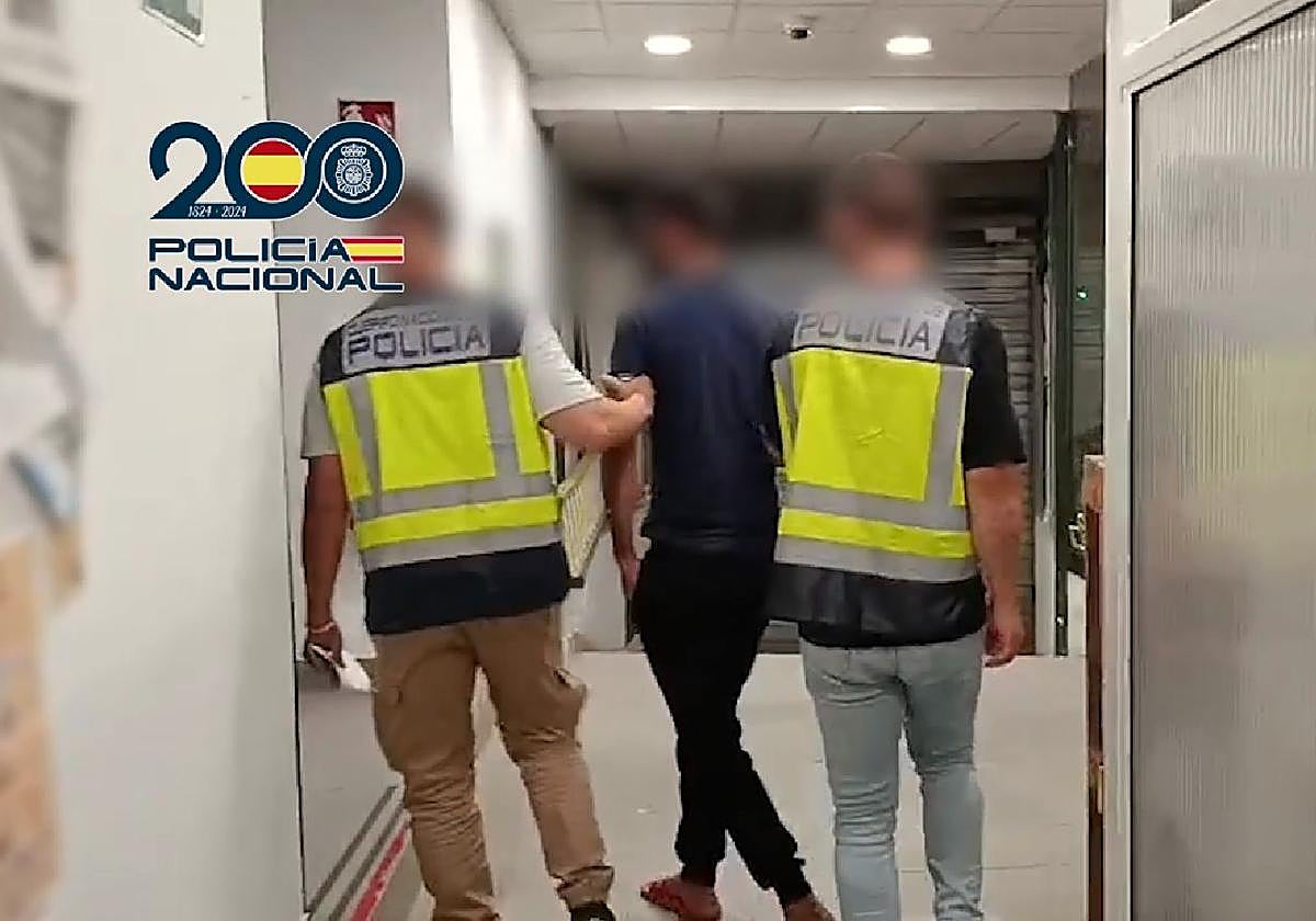 La Policía Nacional y el detenido en el momento del arresto.