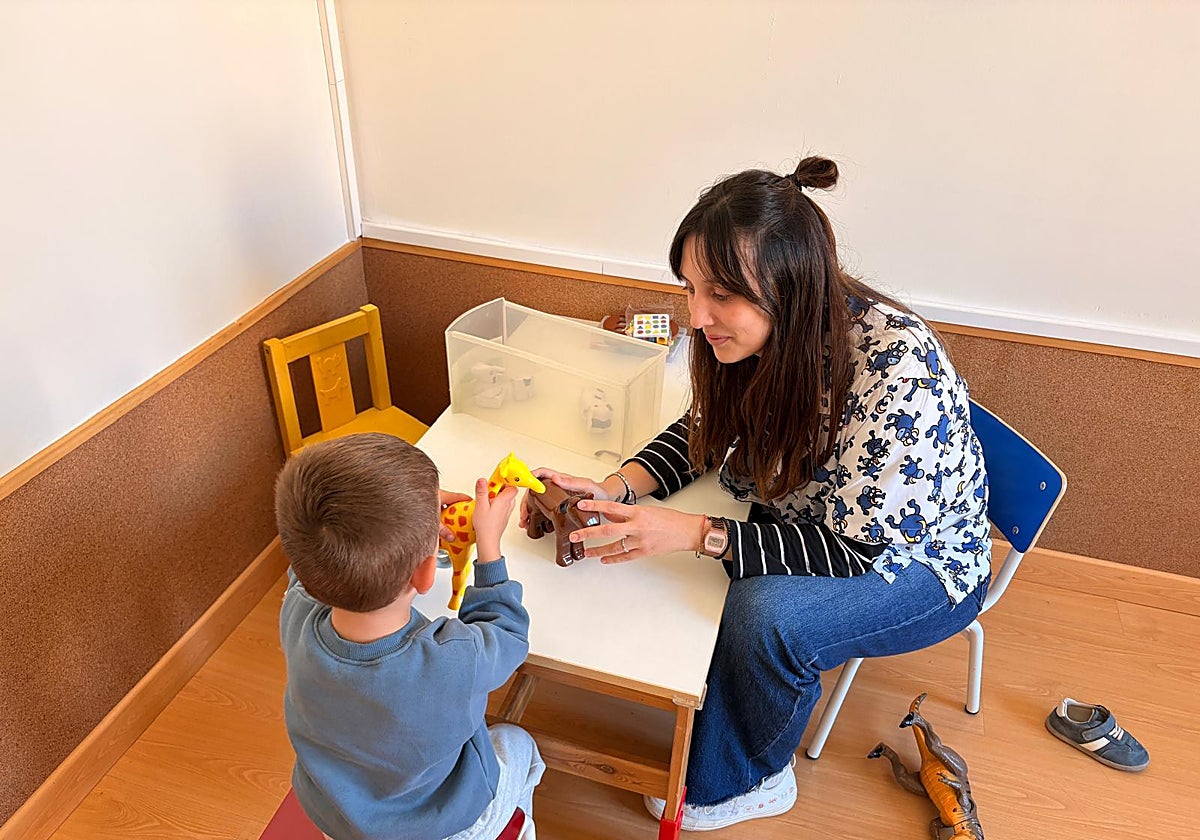 Intervención terapéutica con un niño en el centro de Atención Temprana.