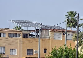 Placas solares fotovoltaicas instaladas en una vivienda.