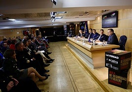 Los ponentes de la mesa redonda del Aula 'Defensa y Fuerzas Armadas' de LA VERDAD se dirigen al público, ayer en la sede de la Representación de la Comisión Europea en Madrid.