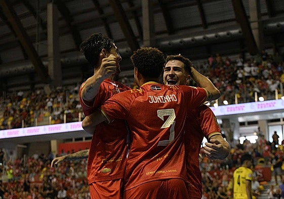 Motta, Pablo Ramírez y Juninho celebran un gol.