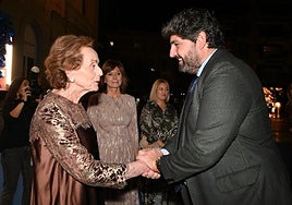 Amparo Lusarreta, viuda de Manuel Torres, recibe el saludo de Fernando López Miras en el Teatro Romea de Murcia. A su lado, Yolanda Torres, vicepresidenta ejecutiva del Grupo M Torres.