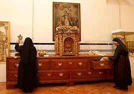Dos agustinas junto a algunos de los tesoros artísticos del convento.