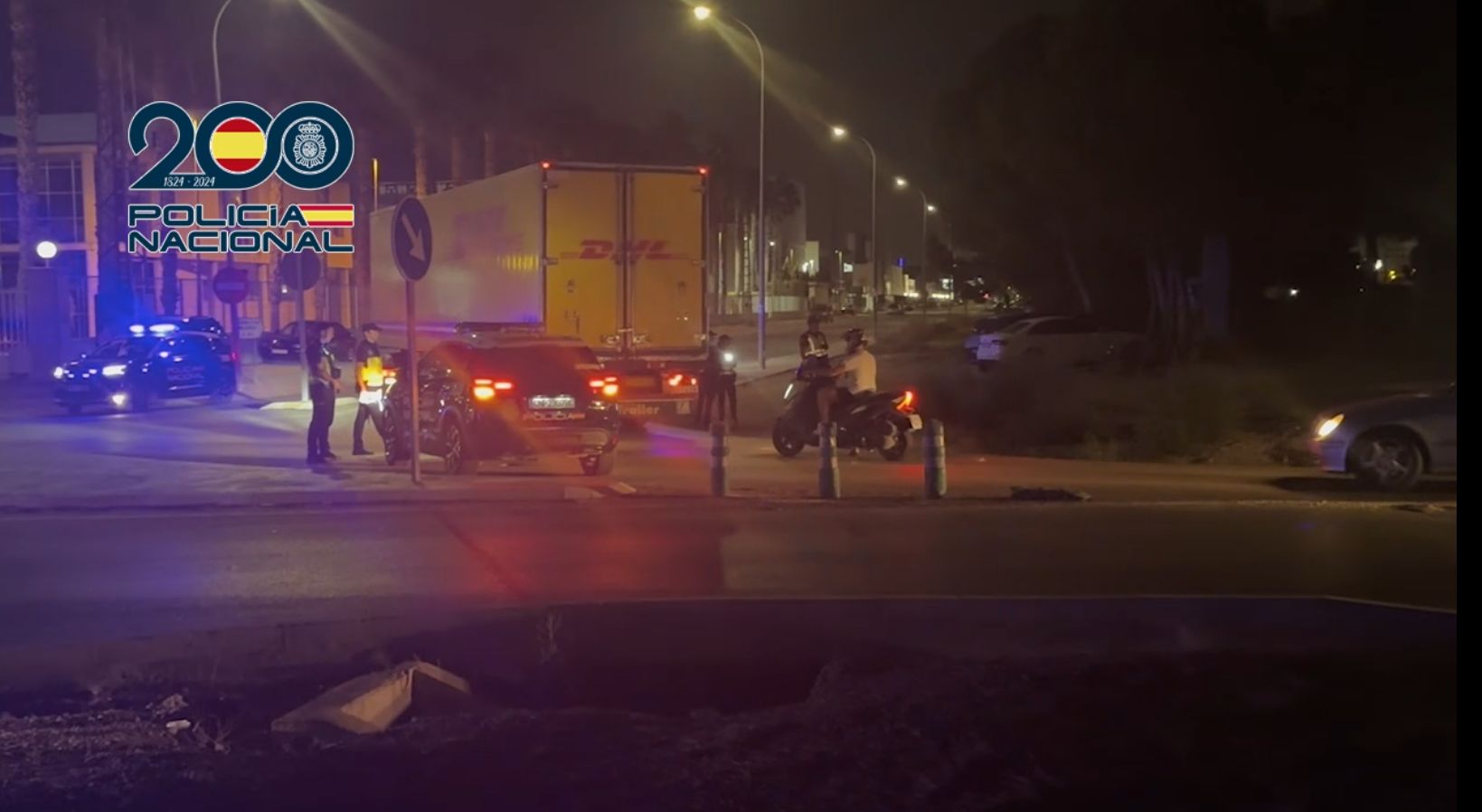 La Policía Nacional en el lugar donde abandonan el vehículo.