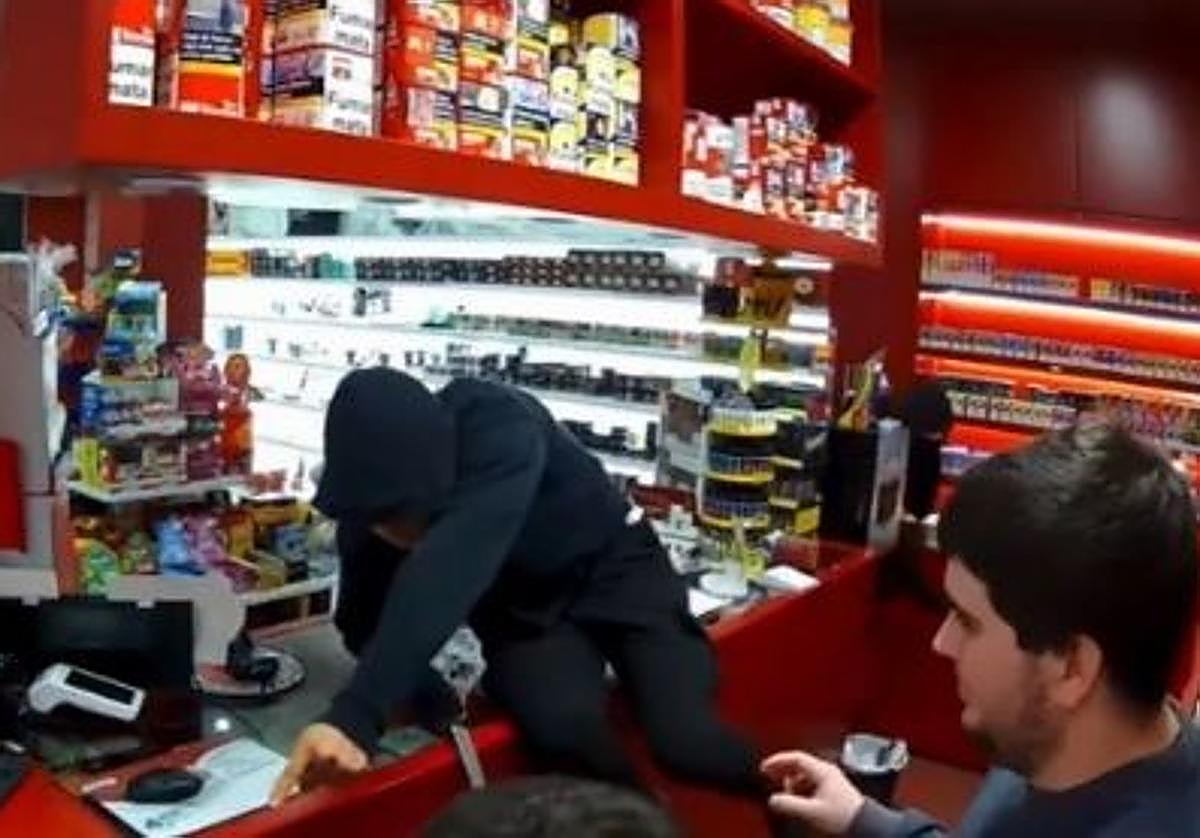 Momento del robo en el interior de la tienda.