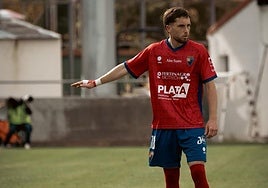 Teddy marca la jugada ensayada a balón parado en un partido con el Teruel esta temporada.