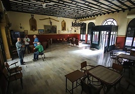 Socios en el salón principal del casino de Espinardo, la estancia que se reformará para uso cultural. La foto es de octubre de 2024.