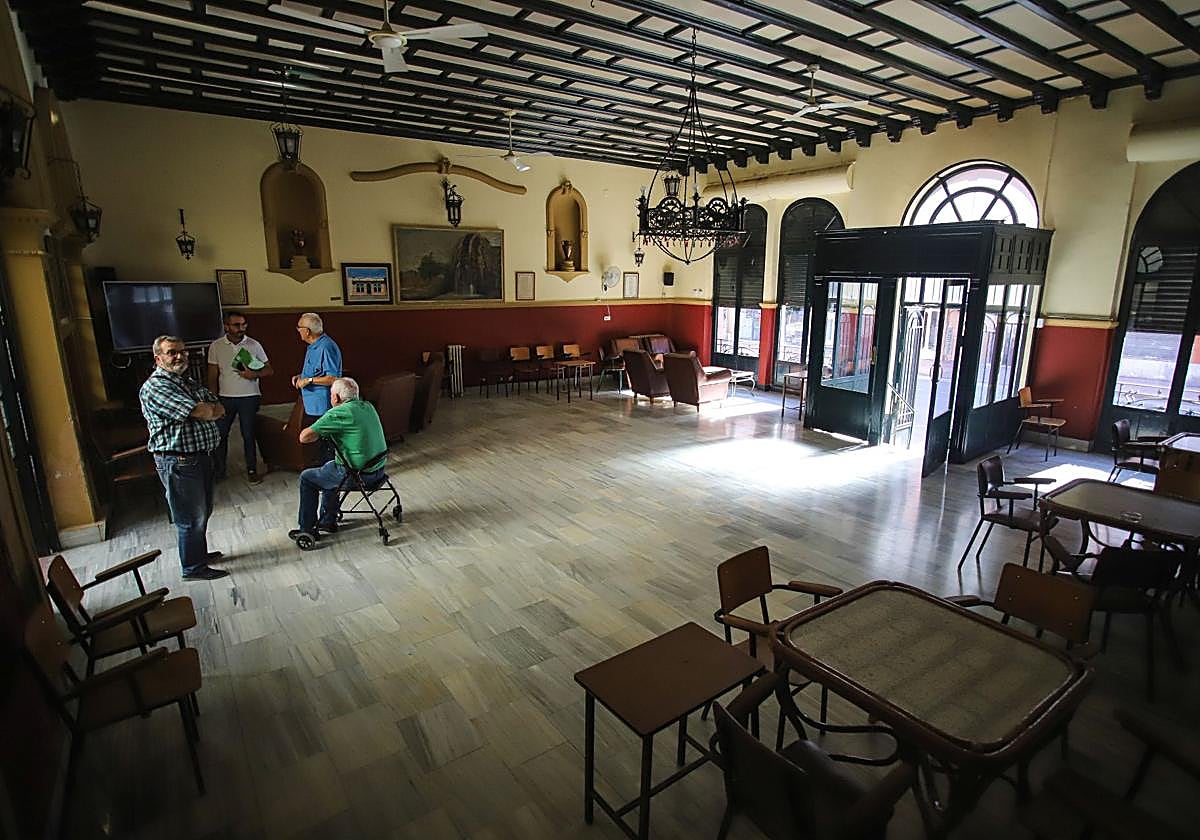 Socios en el salón principal del casino de Espinardo, la estancia que se reformará para uso cultural. La foto es de octubre de 2024.