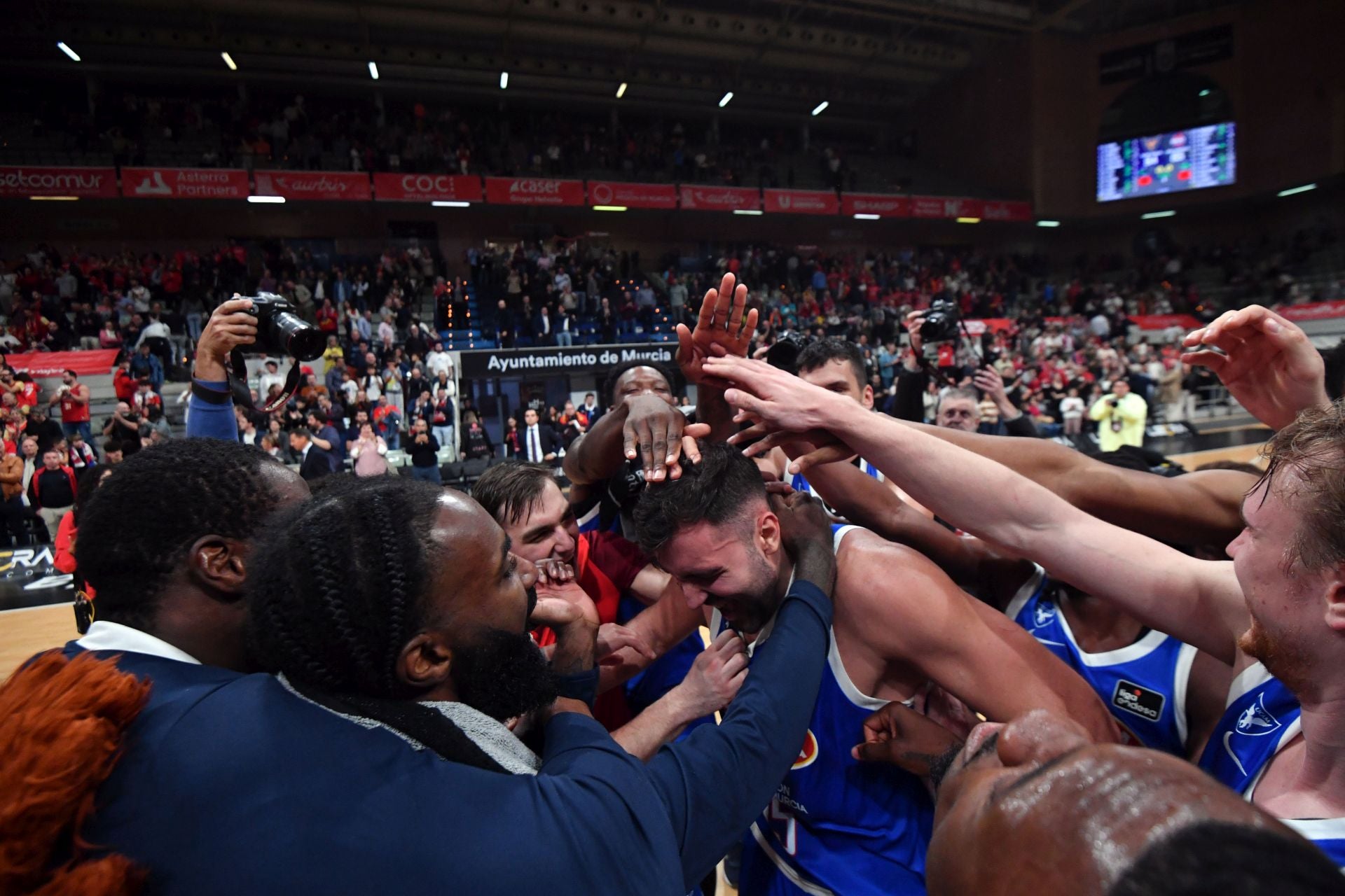 La penúltima fiesta del Palacio sigue acercando al UCAM a la Copa, en imágenes