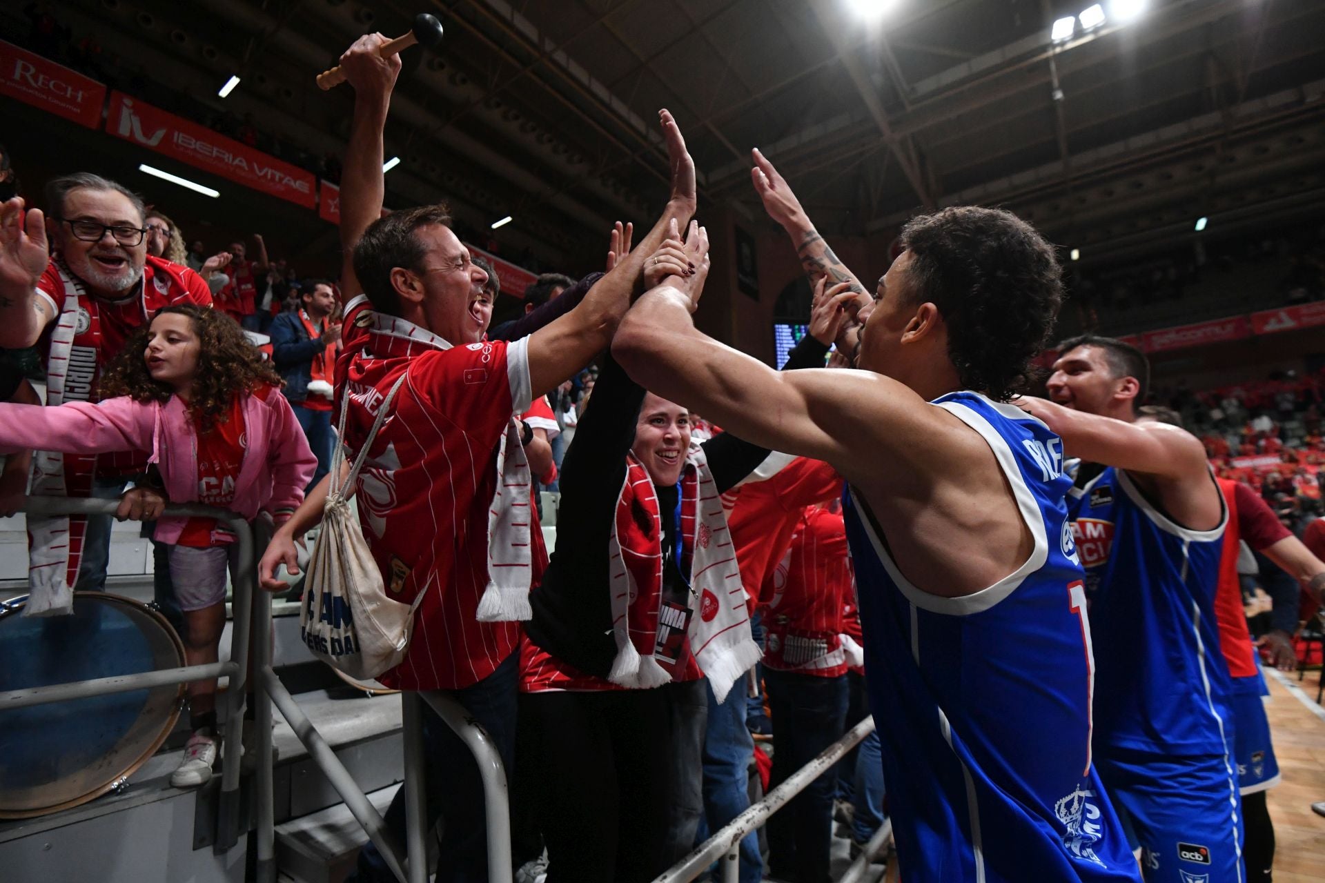 La penúltima fiesta del Palacio sigue acercando al UCAM a la Copa, en imágenes