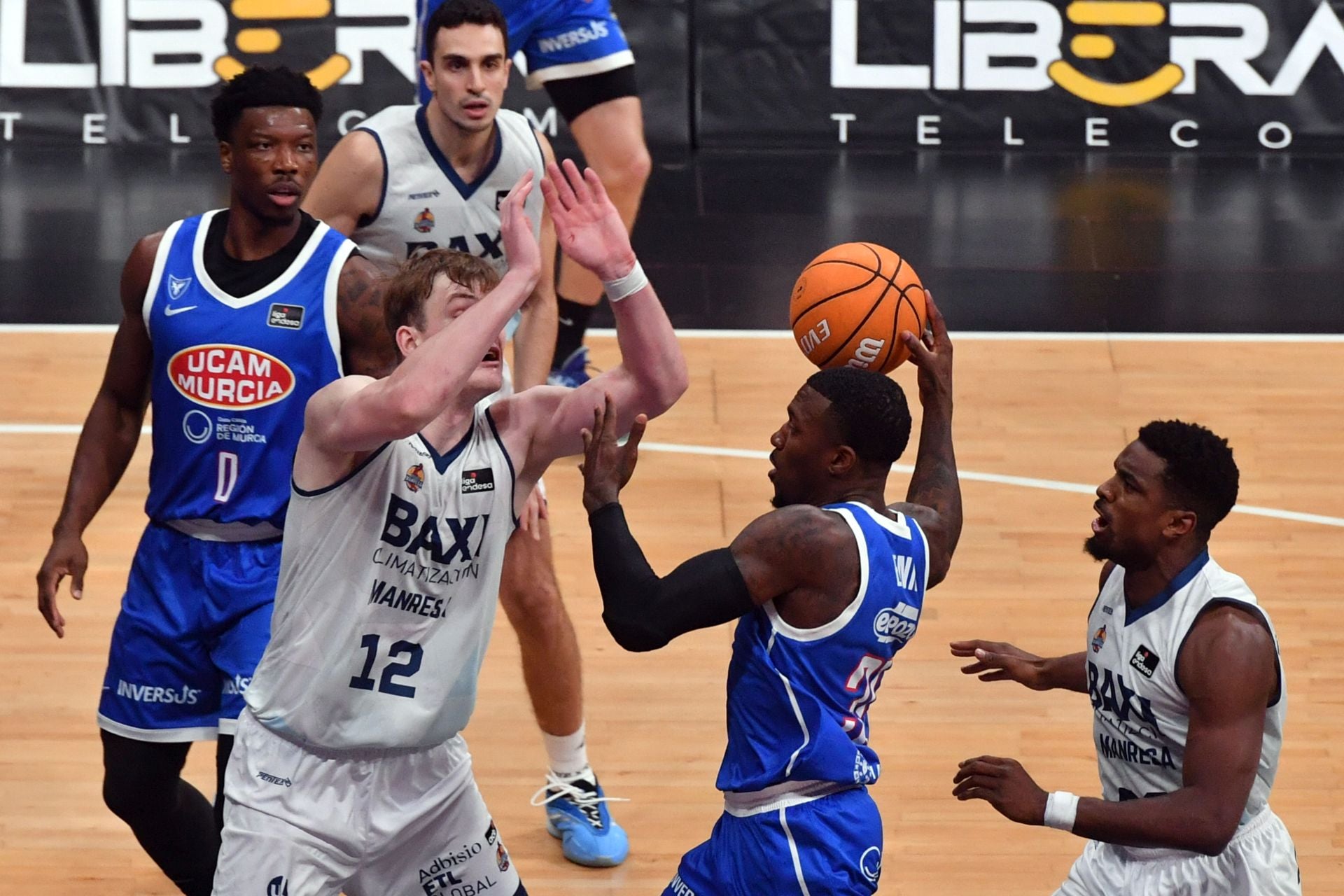 La penúltima fiesta del Palacio sigue acercando al UCAM a la Copa, en imágenes