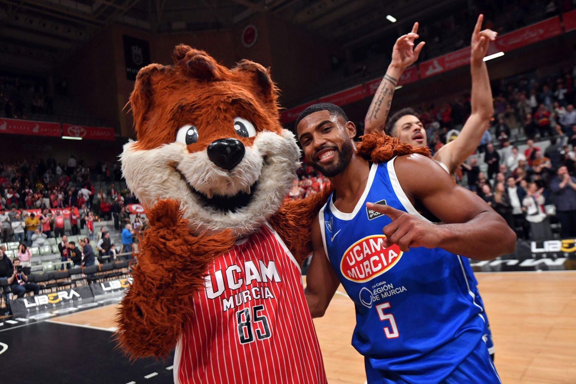 La penúltima fiesta del Palacio sigue acercando al UCAM a la Copa, en imágenes