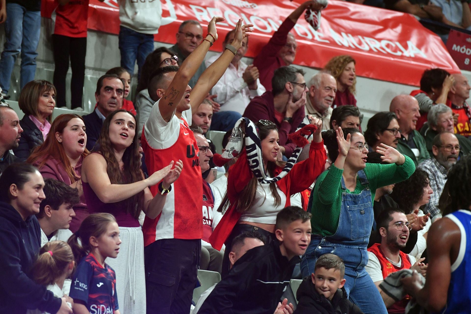 La penúltima fiesta del Palacio sigue acercando al UCAM a la Copa, en imágenes