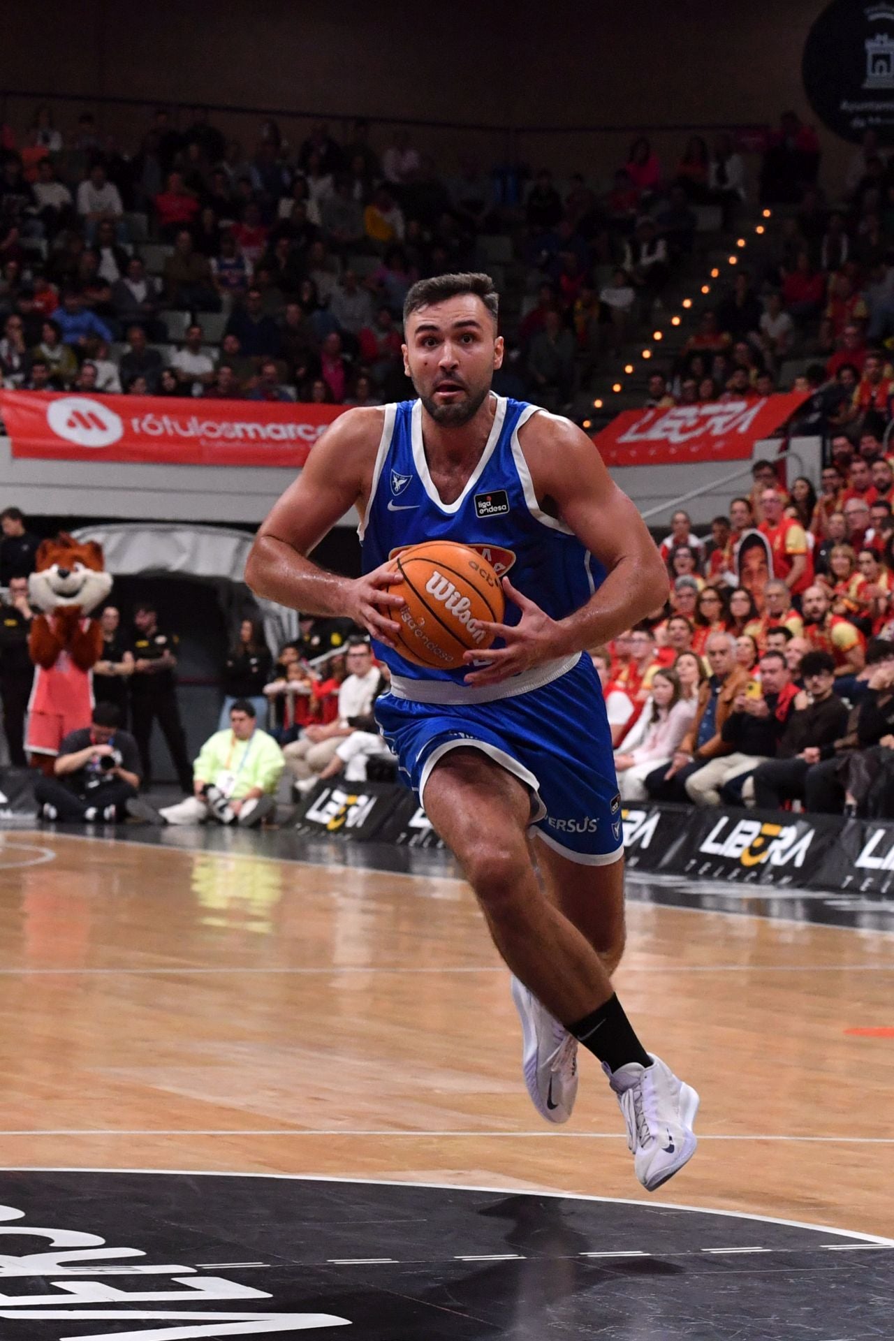 La penúltima fiesta del Palacio sigue acercando al UCAM a la Copa, en imágenes