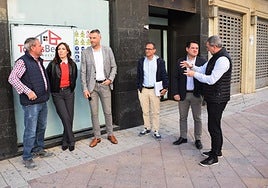 Autoridades y técnicos, en el local donde se instalarán las oficinas.