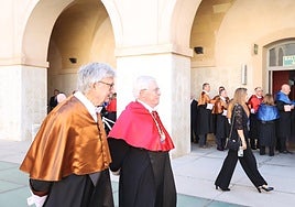 Coello y Cobacho pasean por el patio del Hospital de Marina.