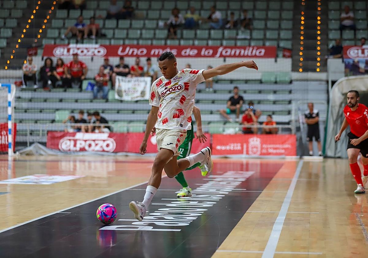 Ligeiro, a punto de disparar a portería en el duelo de ElPozo Murcia ante el Xota en el Palacio.