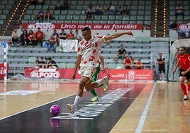 Ligeiro, a punto de disparar a portería en el duelo de ElPozo Murcia ante el Xota en el Palacio.