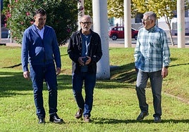 Juan Manuel González, José María González y José Vives, esta semana en un jardín de Murcia.