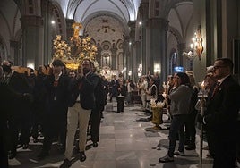 La Virgen del Rosell, a punto de salir de la iglesia, acompañada por sus devotos.