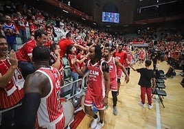 Plantilla y afición celebran la última victoria en el Palacio.