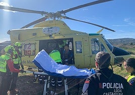 Bomberos, sanitarios y policías, junto al herido.