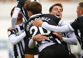 Abrazos a Diego Gómez tras marcar el primer gol del Efesé.