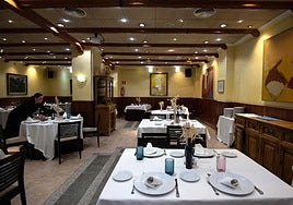 Una trabajadora del restaurante El Churra, preparando las mesas antes del servicio de mediodía.