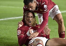 Pedro Benito y Bustos celebran el gol del empate.