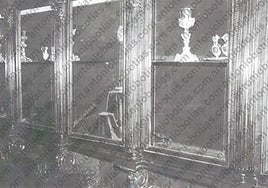 Muy rápidos. Los ladrones apenas tardaron unos segundo en arramblar con las joyas que se encontraban en estas vitrinas.