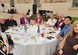 El presidente de la Federación Internacional de Cuarentunas, el exministro Aparicio, el jefe de la Cuarentuna, el pregonero, la madrina, el almirante del Arsenal, el presidente de la Asociación Cuarentuna de Cartagena, el concejal de Educación y la concejal de Turismo.