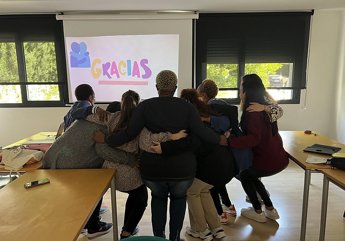 Mujeres que participan en el Programa Oblatas durante uno de los talleres.
