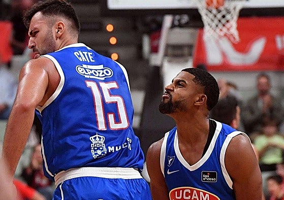 Cate y DeJulius, casi en trance, durante elpartido ante el Manresa.