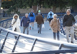 Viandantes abrigados en Murcia, en una imagen de archivo.