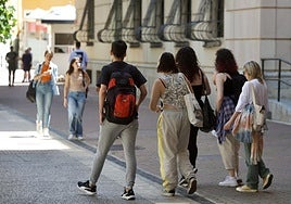 Universitarios en el Campus de la Merced de Murcia, en una imagen de archivo.