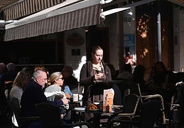 Clientes en una terraza en Murcia, este lunes.