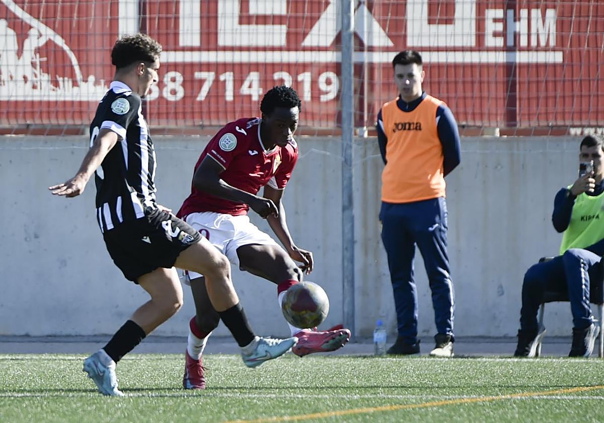 Kayode (Imperial) centra en busca de un rematador, ayer.