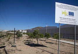 Vista del acceso a la nueva zona verde desde la avenida Luxemburgo, con el cartel que informa de la financiación regional y europea.
