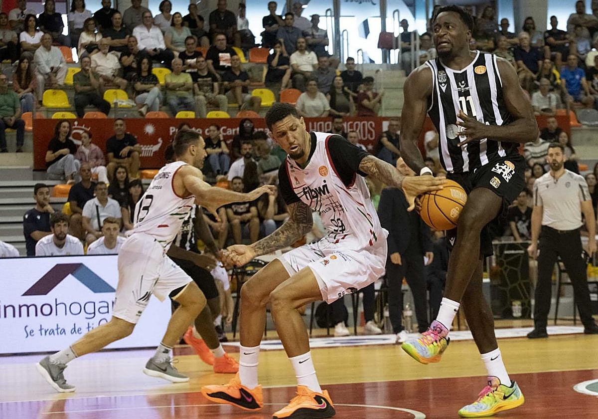 Bombino, jugador del Mallorca, le roba el balón a Robinson.