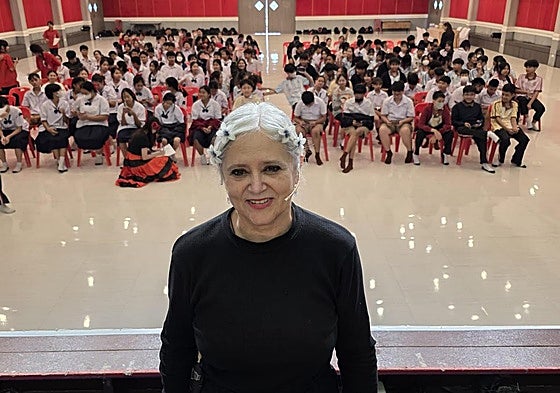 La titiritera Paca García y, al fondo, alumnos de una escuela tailandesa.