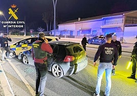 Agentes de la Guardia Civil y la Policía Local de Lorca durante la detención de los sospechosos.