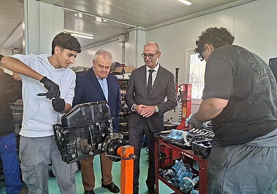 El consejero de Educación y Formación Profesional, Víctor Marín, visita el nuevo taller de automoción en el IES Prado Mayor de Totana.